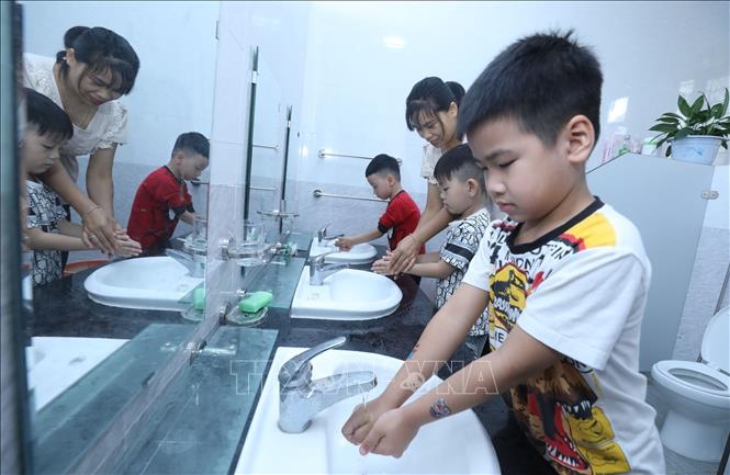 Trong ảnh: Học sinh trường Mầm non 8-3 vệ sinh tay trước khi ăn cơm trưa. Ảnh: Anh Tuấn – TTXVN