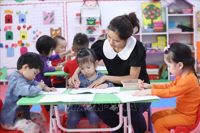 Trong ảnh: Giờ học tô màu của lớp 3 tuổi tại trường Mầm non 8-3. Ảnh: Anh Tuấn – TTXVN