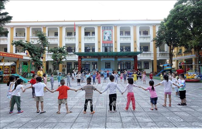 Trong ảnh: Hoạt động ngoài trời của lớp 5 tuổi tại trường Mầm non 8-3. Ảnh: Anh Tuấn – TTXVN