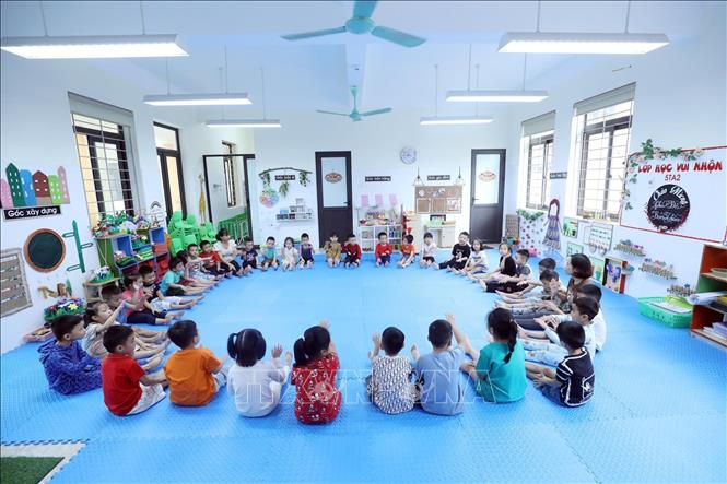 Trong ảnh: Hoạt động trong nhà của lớp 5 tuổi tại trường Mầm non 8-3. Ảnh: Anh Tuấn – TTXVN