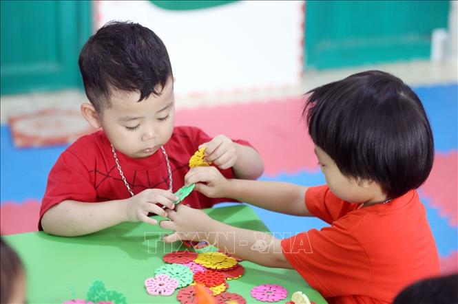 Trong ảnh: Học sinh lớp 3 tuổi tại trường Mầm non 8-3 chơi đồ chơi. Ảnh: Anh Tuấn – TTXVN
