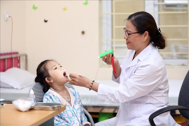 Trong ảnh: Chăm sóc y tế cho học sinh trường Mầm non 8-3. Ảnh: Anh Tuấn – TTXVN