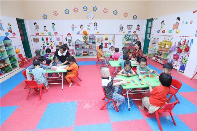 Trong ảnh: Giờ học tô màu của lớp 3 tuổi tại trường Mầm non 8-3. Ảnh: Anh Tuấn – TTXVN