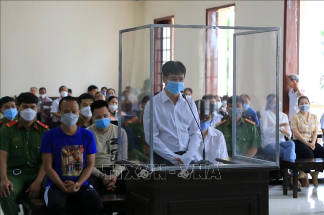 Trong ảnh: Bị cáo Nguyễn Trung Thành (đứng) tại phiên xét xử. Ảnh: Nhựt An - TTXVN