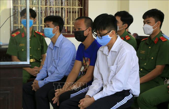 Trong ảnh: Các bị cáo Nguyễn Tấn Tài (phải), Trần Văn Quang (giữa) và Nguyễn Trung Thành tại phiên xét xử. Ảnh: Nhựt An - TTXVN