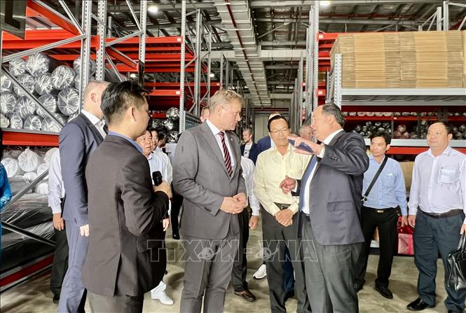 Trong ảnh: Chủ tịch UBND tỉnh An Giang Nguyễn Thanh Bình (phải) và ngài Nicolai Prytz, Đại sức Đặc mệnh toàn quyền Đan Mạch tại Việt Nam tham quan Nhà máy. Ảnh: TTXVN phát