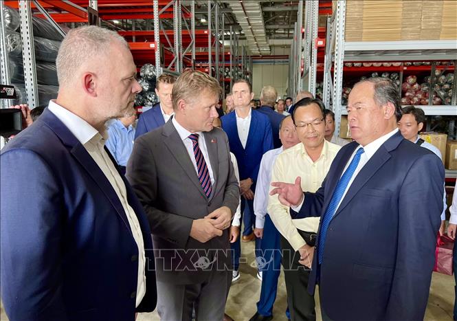 Trong ảnh: Chủ tịch UBND tỉnh An Giang Nguyễn Thanh Bình (phải) và ngài Nicolai Prytz, Đại sức Đặc mệnh toàn quyền Đan Mạch tại Việt Nam tham quan Nhà máy. Ảnh: TTXVN phát