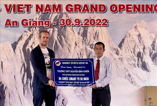Trong ảnh: Lãnh đạo Công ty TNHH Công nghệ may mặc Spectre An Giang trao tặng 4 chiếc smart tivi cho Trường THPT Nguyễn Bỉnh Khiêm (huyện Châu Thành). Ảnh: TTXVN phát