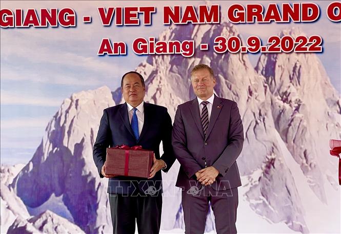 Trong ảnh: Ngài Nicolai Prytz, Đại sức Đặc mệnh toàn quyền Đan Mạch tại Việt Nam tặng quà cho ông Nguyễn Thanh Bình, Chủ tịch UBND tỉnh An Giang. Ảnh: TTXVN phát