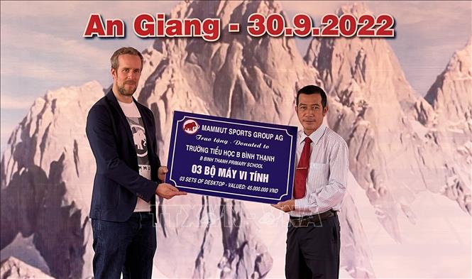 Trong ảnh: Công ty TNHH Công nghệ may mặc Spectre An Giang trao tặng 3 bộ máy vi tính cho Trường tiểu học B Bình Thạnh (huyện Châu Thành). Ảnh: TTXVN phát
