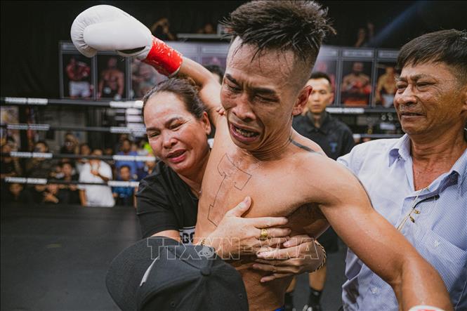 Niềm vui của võ sĩ Trần Văn Thảo và người thân khi giành được đai IBA thế giới. Ảnh: Phạm Tuấn Anh - TTXVN 