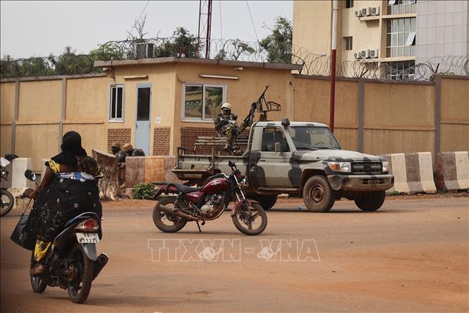 Trong ảnh: Binh sĩ Burkina Faso được triển khai trên đường phố thủ đô Ouagadougou khi lệnh giới nghiêm được ban bố, ngày 30/9/2022. Ảnh: AFP/TTXVN