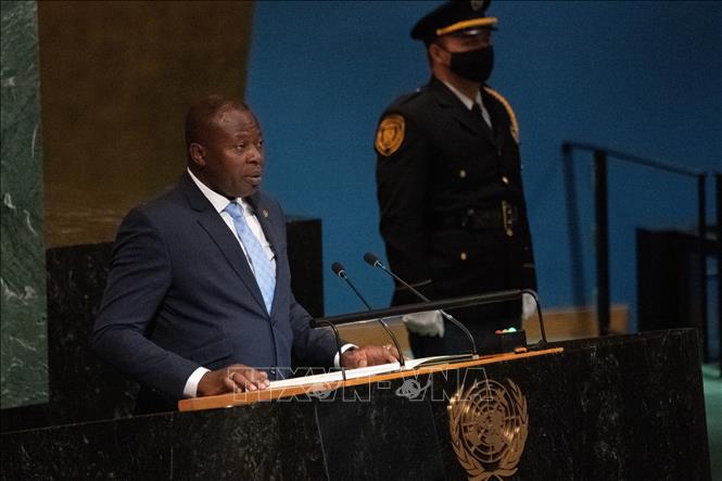 Trong ảnh: Người đứng đầu chính quyền quân sự Burkina Faso, ông Paul-Henri Sandaogo Damiba (trái) phát biểu tại Khoá họp 77 Đại hội đồng LHQ ở New York (Mỹ), ngày 23/9/2022. Ảnh: AFP/TTXVN
