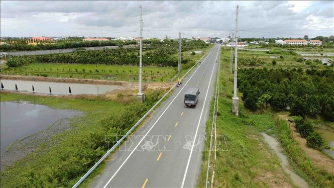 Một đoạn đường đã hoàn thành đi qua xã Tân Lập, huyện Tịnh Biên thuộc dự án “Nâng cấp tuyến đường liên tỉnh nối từ huyện Châu Phú, tỉnh An Giang qua khu vực tứ giác Long Xuyên nối với huyện Hòn Đất, tỉnh Kiên Giang (ĐT.945)”. Ảnh: Vũ Sinh – TTXVN