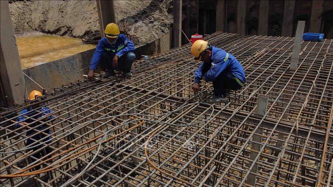 Thi công phần trụ móng cầu Châu Đốc thuộc địa bàn thị xã Tân Châu, thành phố Châu Đốc. Ảnh: Vũ Sinh - TTXVN