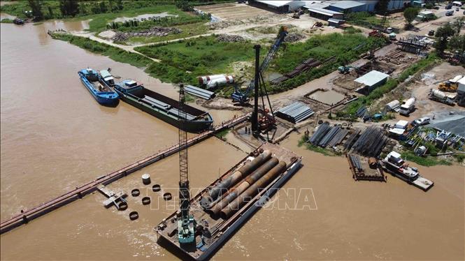 Dự án “Xây dựng tuyến đường liên kết vùng đoạn từ thị xã Tân Châu đến thành phố Châu Đốc, kết nối với tỉnh Kiên Giang và Đồng Tháp” tổng mức đầu tư là 2.131.005 triệu đồng, (thời gian thi công 2021 – 2024). Ảnh: Vũ Sinh - TTXVN