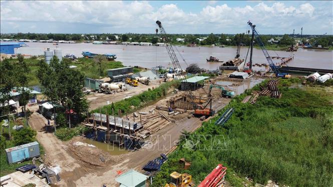 Cầu Châu Đốc đang được thi công thuộc địa bàn thị xã Tân Châu, thành phố Châu Đốc là 1 hợp phần của dự án Xây dựng tuyến đường liên kết vùng đoạn từ thị xã Tân Châu đến thành phố Châu Đốc, kết nối với tỉnh Kiên Giang và Đồng Tháp (N1), có chiều dài hơn 2km (phần cầu qua sông là 667m, còn lại là phần đường dẫn). Ảnh: Vũ Sinh - TTXVN