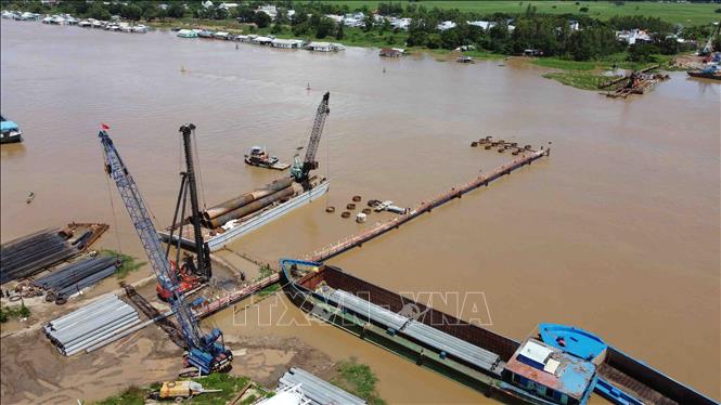 Cầu Châu Đốc đang được thi công thuộc địa bàn thị xã Tân Châu, thành phố Châu Đốc là 1 hợp phần của dự án Xây dựng tuyến đường liên kết vùng đoạn từ thị xã Tân Châu đến thành phố Châu Đốc, kết nối với tỉnh Kiên Giang và Đồng Tháp (N1), có chiều dài hơn 2km (phần cầu qua sông là 667m, còn lại là phần đường dẫn). Ảnh: Vũ Sinh - TTXVN