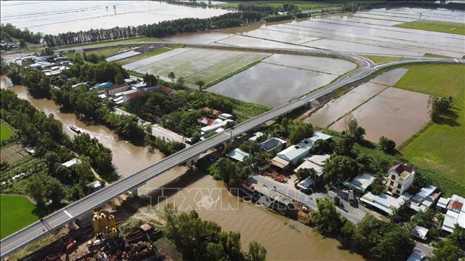Dự án “Nâng cấp tuyến đường liên tỉnh nối từ huyện Châu Phú, tỉnh An Giang qua khu vực tứ giác Long Xuyên nối với huyện Hòn Đất, tỉnh Kiên Giang” có tổng mức đầu tư là 1.803.091 triệu đồng, (thời gian thi công từ năm 2017 -  2024). Bao gồm các hạng mục: Phần đường là đường cấp IV đồng bằng, toàn tuyến là 40,55 km; Phần cầu toàn tuyến có 21 cầu bê tông cốt thép và bê tông cốt thép dự ứng lực vĩnh cửu; Phần cống toàn tuyến có 122 cống giao thông và cống thuỷ lợi ngang qua đường. Ảnh: Vũ Sinh - TTXVN