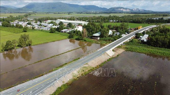 Dự án “Nâng cấp tuyến đường liên tỉnh nối từ huyện Châu Phú, tỉnh An Giang qua khu vực tứ giác Long Xuyên nối với huyện Hòn Đất, tỉnh Kiên Giang” có tổng mức đầu tư là 1.803.091 triệu đồng, (thời gian thi công từ năm 2017 -  2024). Bao gồm các hạng mục: Phần đường là đường cấp IV đồng bằng, toàn tuyến là 40,55 km; Phần cầu toàn tuyến có 21 cầu bê tông cốt thép và bê tông cốt thép dự ứng lực vĩnh cửu; Phần cống toàn tuyến có 122 cống giao thông và cống thuỷ lợi ngang qua đường. Ảnh: Vũ Sinh - TTXVN
