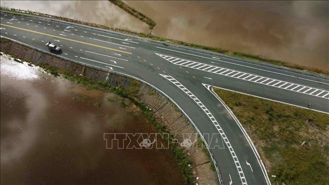 Một đoạn đường đã hoàn thành đi qua xã Đà Đãnh, huyện Tri Tôn thuộc dự án “Nâng cấp tuyến đường liên tỉnh nối từ huyện Châu Phú, tỉnh An Giang qua khu vực tứ giác Long Xuyên nối với huyện Hòn Đất, tỉnh Kiên Giang (ĐT.945)”. Ảnh: Vũ Sinh – TTXVN