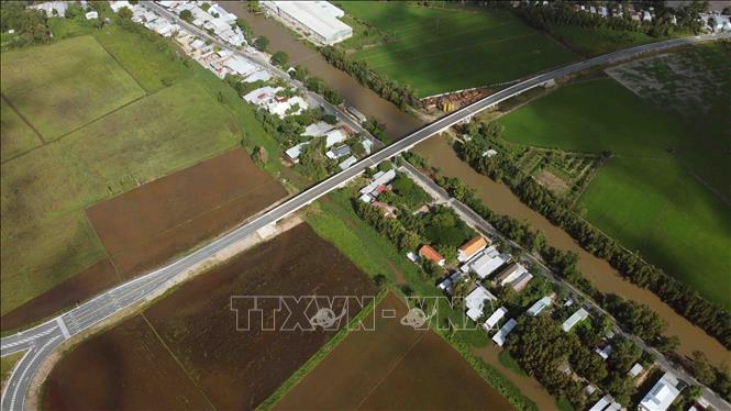 Dự án “Nâng cấp tuyến đường liên tỉnh nối từ huyện Châu Phú, tỉnh An Giang qua khu vực tứ giác Long Xuyên nối với huyện Hòn Đất, tỉnh Kiên Giang” đến nay đã hoàn thành được 21km đường giao thông trên toàn tuyến. Ảnh: Vũ Sinh - TTXVN
