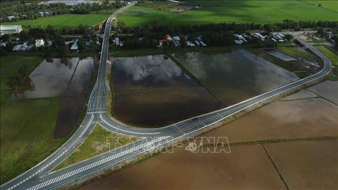 Một đoạn đường đã hoàn thành đi qua xã Đà Đãnh, huyện Tri Tôn thuộc dự án “Nâng cấp tuyến đường liên tỉnh nối từ huyện Châu Phú, tỉnh An Giang qua khu vực tứ giác Long Xuyên nối với huyện Hòn Đất, tỉnh Kiên Giang (ĐT.945)”. Ảnh: Vũ Sinh – TTXVN