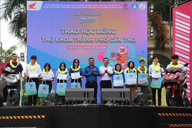 Trao học bổng cho các thủ khoa đầu vào các trường đại học trên địa bàn thành phố Cần Thơ. Ảnh: Trung Kiên - TTXVN