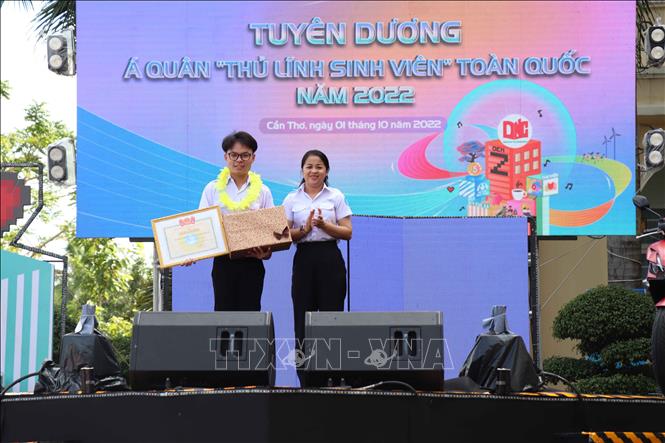 Trao bằng khen của Ban chấp hành Trung ương Hội sinh viên Việt Nam cho sinh viên Lâm Hoàng Tiến, Á quân thủ lĩnh sinh viên toàn quốc. Ảnh: Trung Kiên - TTXVN