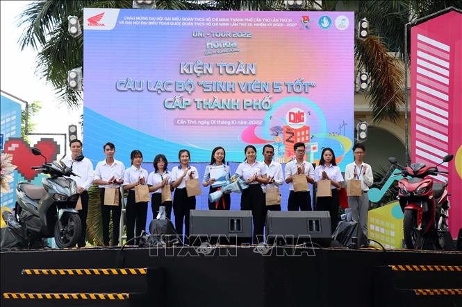 Công bố quyết định kiện toàn chủ nhiệm câu lạc bộ sinh viên 5 tốt thành phố Cần Thơ. Ảnh: Trung Kiên - TTXVN