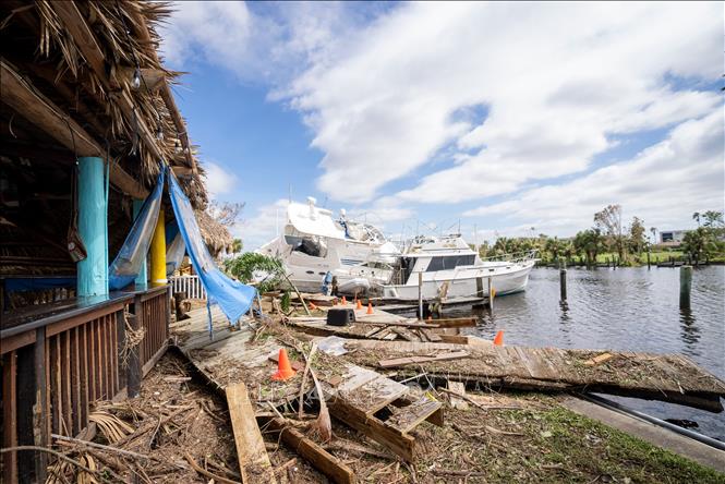 Trong ảnh: Cảnh đổ nát sau bão Ian ở Fort Myers, bang Florida (Mỹ) ngày 29/9/2022. Ảnh: THX/TTXVN