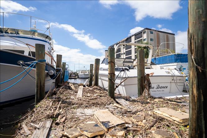 Trong ảnh: Cảnh đổ nát sau bão Ian ở Fort Myers, bang Florida (Mỹ) ngày 29/9/2022. Ảnh: THX/TTXVN
