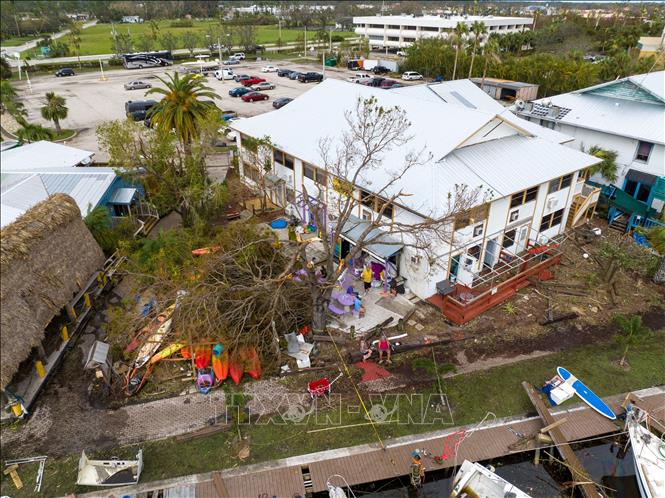 Trong ảnh: Cảnh đổ nát sau bão Ian ở Fort Myers, bang Florida (Mỹ) ngày 29/9/2022. Ảnh: THX/TTXVN