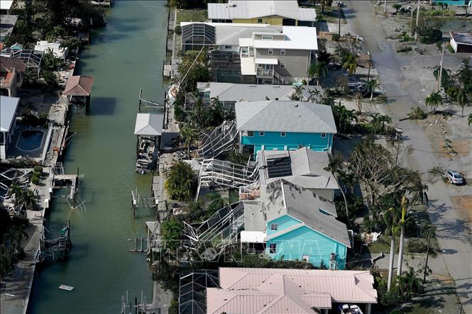 Trong ảnh: Cảnh đổ nát sau bão Ian ở Fort Myers, bang Florida (Mỹ) ngày 30/9/2022. Ảnh: THX/TTXVN
