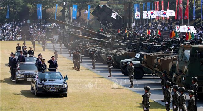 Trong ảnh: Tổng thống Hàn Quốc Yoon Suk-yeol duyệt đội danh dự tại lễ kỷ niệm Ngày Lực lượng vũ trang Hàn Quốc ở Gyeryongdae, ngày 1/10/2022. Ảnh: YONHAP/TTXVN