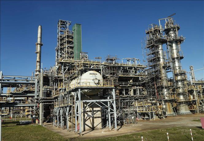 A corner of the Dung Quat oil refinery of the Binh Son Refining and Petrochemical JSC (BSR) under the Vietnam Oil and Gas Group (Petrovietnam). VNA Photo: Doãn Tấn