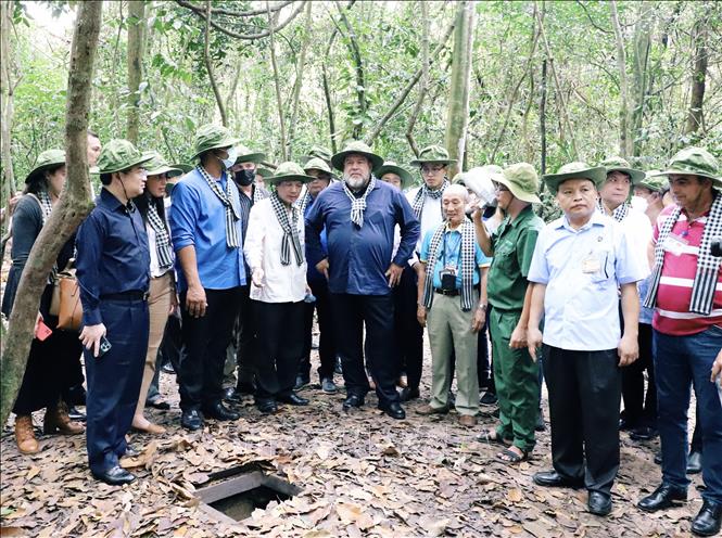 Cuban Prime Minister Manuel Marrero Cruz visits the Cu Chi Tunnel Relics Site. VNA Photo