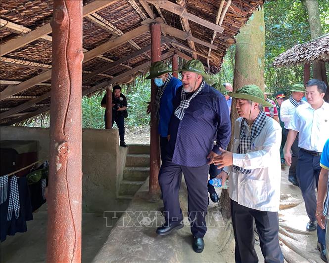 Cuban Prime Minister Manuel Marrero Cruz visits the Cu Chi Tunnel Relics Site. VNA Photo