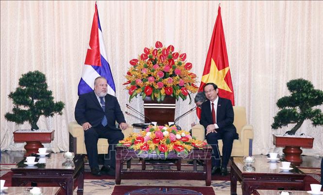 Cuban Prime Minister Manuel Marrero Cruz meets with Secretary of the Municipal Party Committee Nguyen Van Nen. VNA Photo