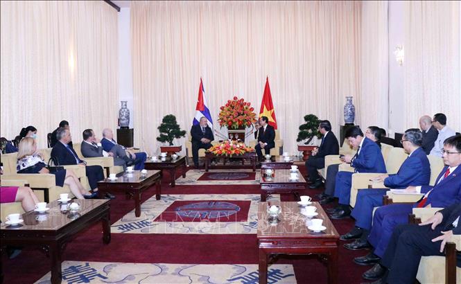 Cuban Prime Minister Manuel Marrero Cruz meets with Secretary of the Municipal Party Committee Nguyen Van Nen. VNA Photo