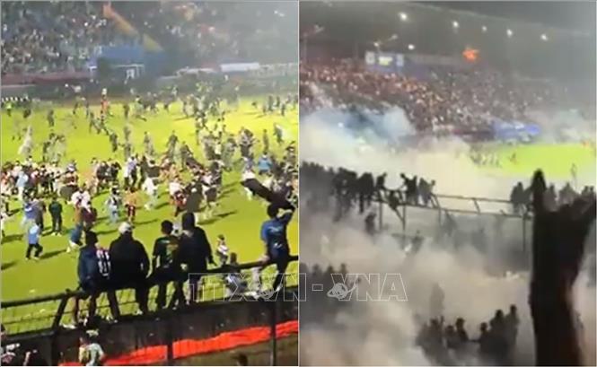 Trong ảnh: Cảnh hỗn loạn khi các cổ động viên tràn xuống sân Kanjuruhan trong trận đấu giữa Arema FC và Persebaya Surabaya ở tỉnh Đông Java, Indonesia tối 1/10/2022. Ảnh: ESPECIAL/TTXVN