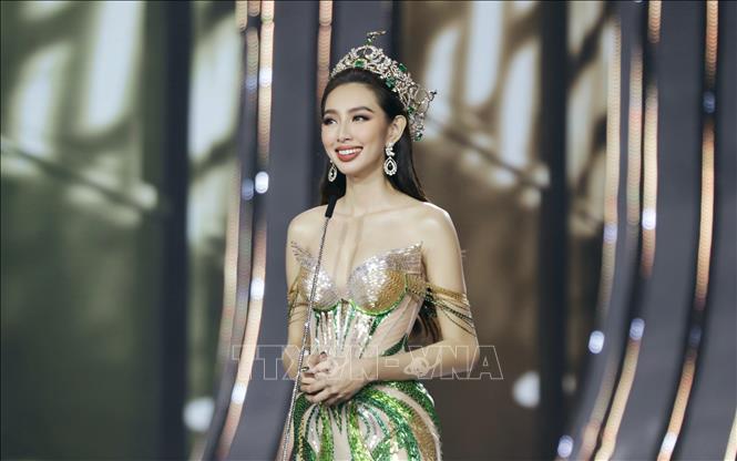 Trong ảnh: Hoa hậu Hoà bình Thế giới 2021 Nguyễn Thúc Thuỳ Tiên chia sẻ tại đêm chung kết. Ảnh: Thu Hương - TTXVN