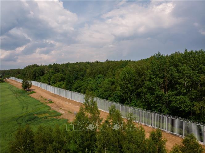 Trong ảnh: Hàng rào biên giới Ba Lan- Belarus gần làng Tolcze, đông bắc Ba Lan, ngày 8/6/2022. Ảnh: AFP/TTXVN