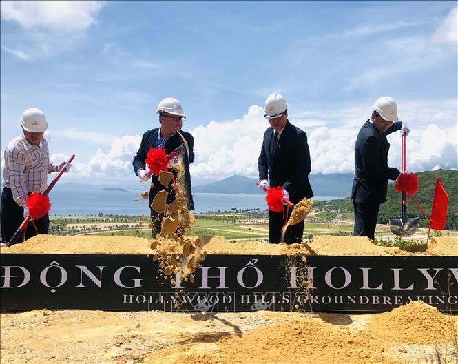 Trong ảnh: Nghi thức động thổ phân khu Hollywood Hills by YOO Inspired by Starck. Ảnh: Lê Ngọc Phước -TTXVN