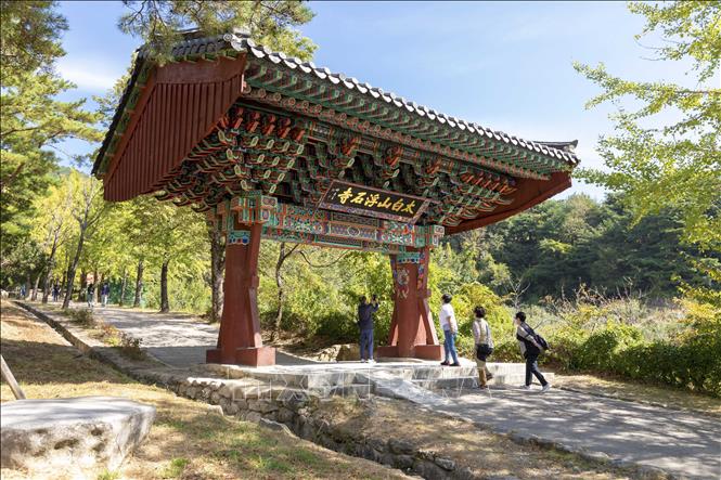 Hoejeongmun, Cổng chính dẫn vào Chùa Buseok. Ảnh : Anh Nguyên, PV TTXVN tại Hàn Quốc. 