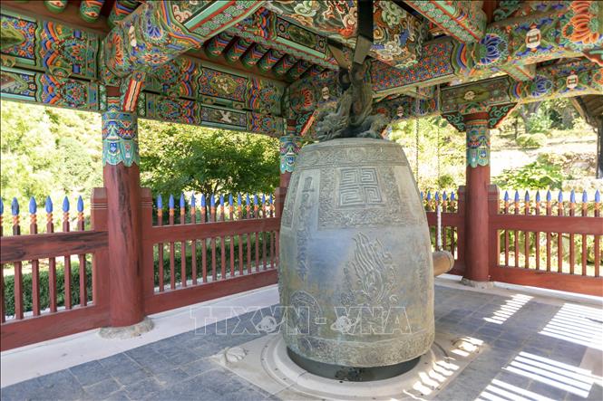 Tháp chuông trong khuôn viên Chùa Buseok. Ảnh: Anh Nguyên, PV TTXVN tại Hàn Quốc. 