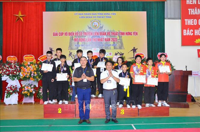 Ban tổ chức trao giải cho các tập thể, cá nhân đạt giải. Ảnh: Mai Ngoan - TTXVN