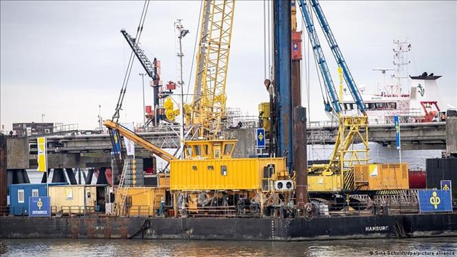 Trong ảnh: Một dự án xây dựng trạm tiếp nhận khí hóa lỏng tại cảng Wilhelmshaven, Đức. Ảnh: DPA/TTXVN