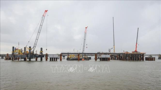 Trong ảnh: Một dự án xây dựng trạm tiếp nhận khí hóa lỏng tại cảng Wilhelmshaven, Đức. Ảnh: AFP/TTXVN