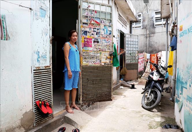 Trong ảnh: Thành phố Hồ Chí Minh tập trung cải thiện và nâng cao mức sống cho người nghèo, hộ nghèo, hộ cận nghèo. Ảnh: Hồng Đạt - TTXVN
